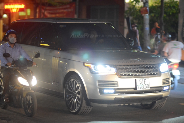 Vợ chồng Hà Tăng đến dự tiệc cưới Hoa hậu Thu Thảo trên Range Rover Autobiography 8 tỷ Đồng - Ảnh 3.