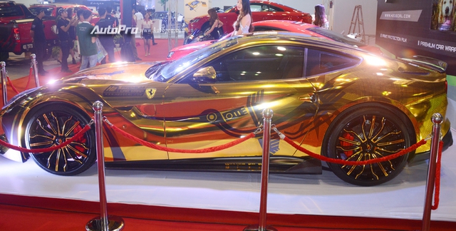 Ferrari F12 Berlinetta từng của Cường Đô-la được hóa thành ngựa vàng trưng bày tại VIMS 2017 - Ảnh 1.