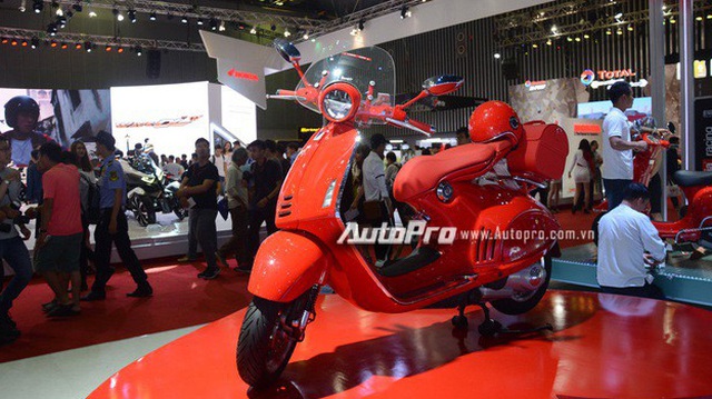 "Siêu phẩm" Vespa 946 màu đỏ rực có giá 405 triệu Đồng tại Việt Nam, đắt hơn cả Kia Morning