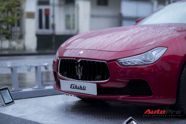 Xe sang Maserati Ghibli tắm mưa tại Hà Nội - Ảnh 5.