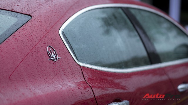 Xe sang Maserati Ghibli tắm mưa tại Hà Nội - Ảnh 7.
