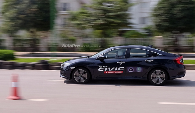 Honda Civic thế hệ mới đắt khách ngay trong tháng đầu bán ra tại Việt Nam - Ảnh 1.