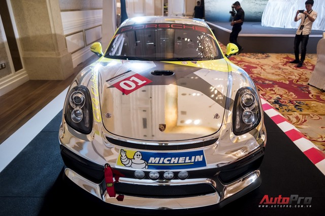 Chi tiết xe đua thể thao Porsche Cayman GT4 ClubSport vừa được giới thiệu tại Việt Nam - Ảnh 1.