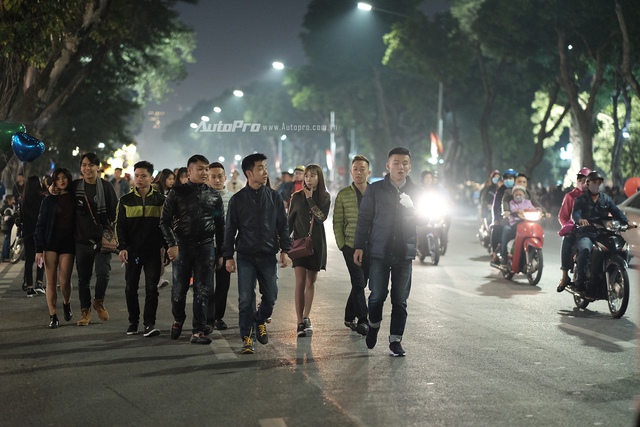 Tối 30 Tết, giao thông Hà Nội đã khác - Ảnh 4.