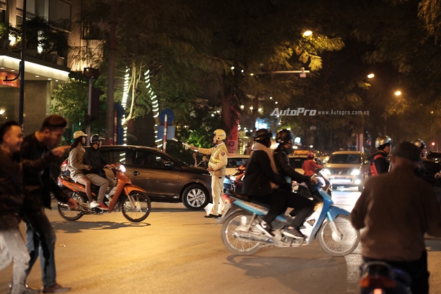 Tối 30 Tết, giao thông Hà Nội đã khác - Ảnh 9.