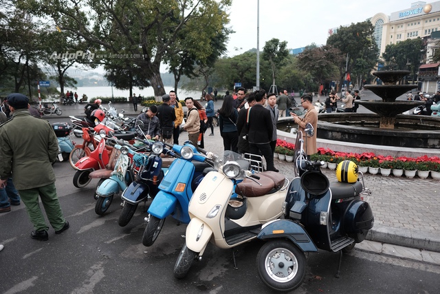 Hà Nội: Dàn xe đủ loại tập trung ngày mùng 1 Tết - Ảnh 1. Hà Nội: Dàn xe đủ loại tập trung ngày mùng 1 Tết - Ảnh 1.