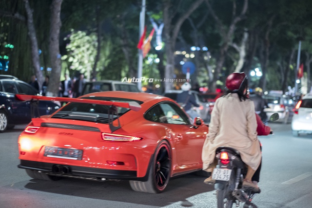Hàng độc Porsche 911 GT3 RS vất vả dạo phố tối mùng 1 Tết - Ảnh 1.