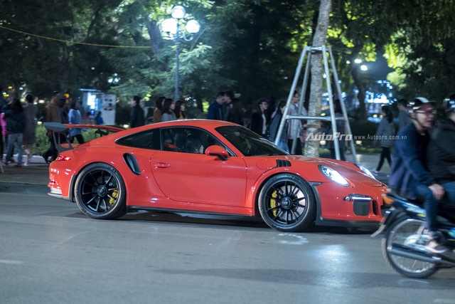 Hàng độc Porsche 911 GT3 RS vất vả dạo phố tối mùng 1 Tết - Ảnh 2.