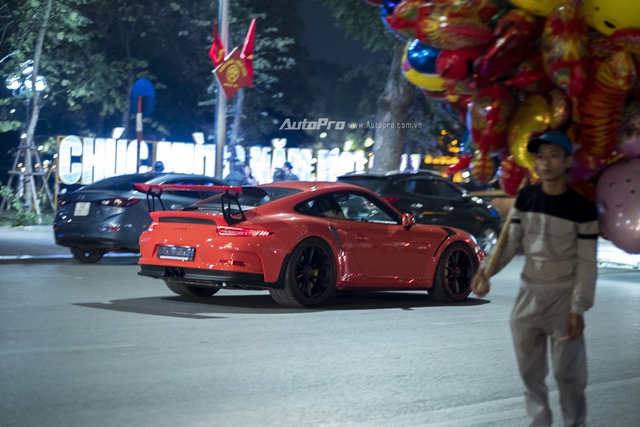 Hàng độc Porsche 911 GT3 RS vất vả dạo phố tối mùng 1 Tết - Ảnh 4.