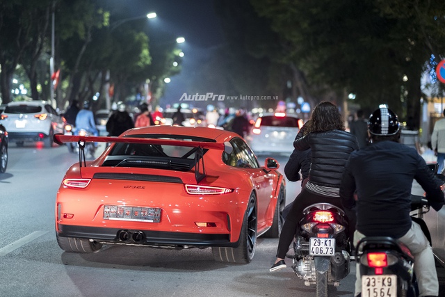 Hàng độc Porsche 911 GT3 RS vất vả dạo phố tối mùng 1 Tết - Ảnh 5.