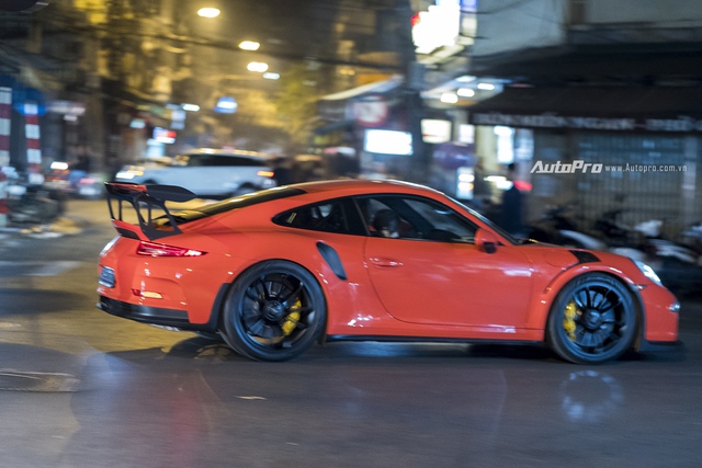 Hàng độc Porsche 911 GT3 RS vất vả dạo phố tối mùng 1 Tết - Ảnh 3.