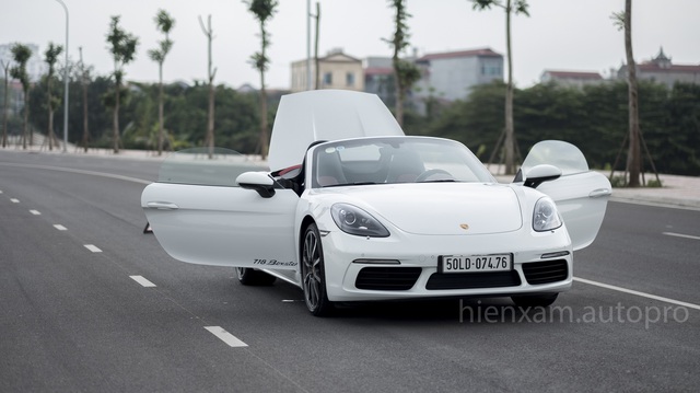 Cận cảnh Porsche 718 Boxster giá 4,5 tỉ đồng tại Việt Nam