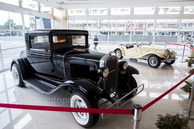 Admiring the 85-year-old vintage Chevrolet and the 60-year-old vintage MG - Photo 1.