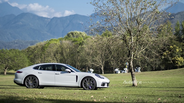 Porsche Panamera 2017 - Khi hai đường thẳng song song gặp nhau