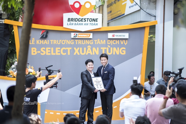 Bridgestone đưa Lăn bánh an toàn 2017 tới khách hàng Hà Nội - Ảnh 1.