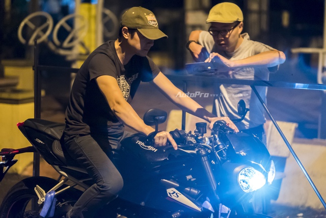MC Anh Tuấn âm thầm đón vợ mới Triumph Street Triple RS 2018 trong đêm - Ảnh 5.