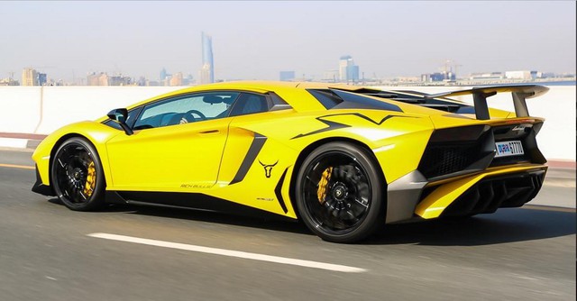 Bộ áo lạ mắt của hàng hiếm Lamborghini Aventador SV tại Dubai - Ảnh 2.
