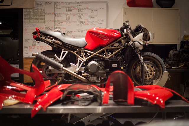 Đây là chiếc Ducati độ “dị” nhất mà bạn từng thấy - Ảnh 1.