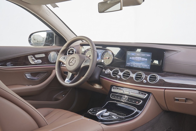 Mercedes-Benz ra mắt E300 AMG lắp trong nước, rẻ hơn bản nhập 370 triệu Đồng - Ảnh 6.