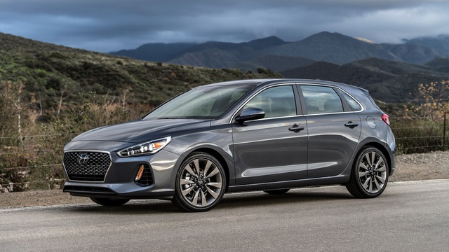 Xe gia đình với cốp siêu rộng Hyundai Elantra GT 2018 có giá tốt