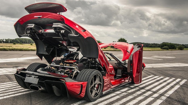 Xem siêu xe triệu đô không hộp số Koenigsegg Regera biến hình như rô-bốt