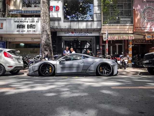 Chiêm ngưỡng bộ áo mới trên siêu xe Ferrari 458 Italia độ Liberty Walk độc nhất Việt Nam - Ảnh 5. Chiêm ngưỡng bộ áo mới trên siêu xe Ferrari 458 Italia độ Liberty Walk độc nhất Việt Nam - Ảnh 5.