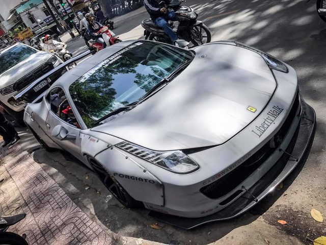 Chiêm ngưỡng bộ áo mới trên siêu xe Ferrari 458 Italia độ Liberty Walk độc nhất Việt Nam - Ảnh 4. Chiêm ngưỡng bộ áo mới trên siêu xe Ferrari 458 Italia độ Liberty Walk độc nhất Việt Nam - Ảnh 4.