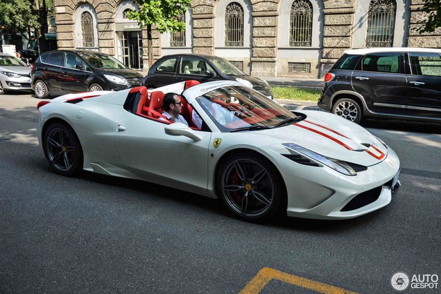 Hàng hiếm Ferrari 458 Speciale Aperta phối đồ đẹp mắt tại kinh đô thời trang thế giới - Ảnh 1.