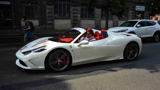 Hàng hiếm Ferrari 458 Speciale Aperta "phối đồ" đẹp mắt tại kinh đô thời trang thế giới
