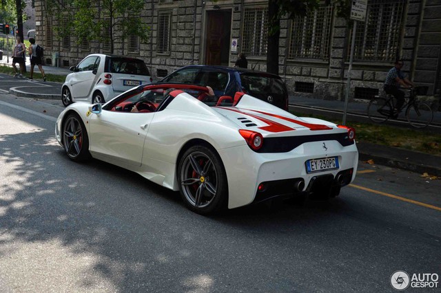 Hàng hiếm Ferrari 458 Speciale Aperta phối đồ đẹp mắt tại kinh đô thời trang thế giới - Ảnh 3.