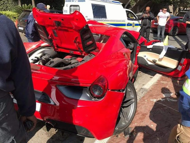 Ferrari 488 mui trần nát đầu sau tai nạn với Mazda CX-3 - Ảnh 3.