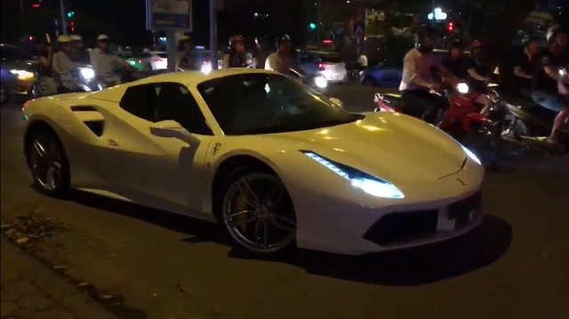 "Bạch mã" Ferrari 488 Spider xuất hiện trên đường phố Hà thành