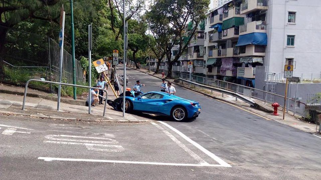 Ferrari 488 Spider húc đổ cột biển báo trong tai nạn tốc độ cao, tài xế khai tránh chó chạy qua đường