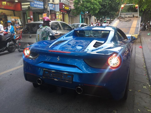 Cặp đôi Ferrari 488 mui trần đọ dáng cùng nhau trên phố Hà thành - Ảnh 3.