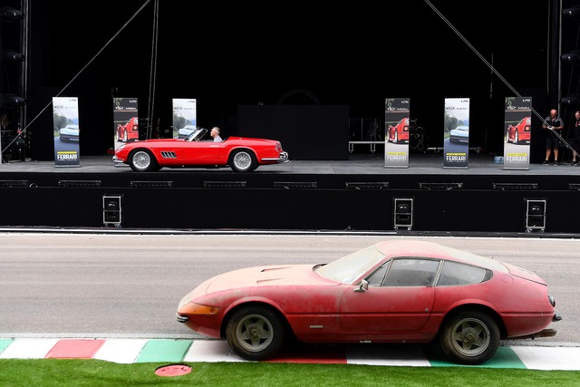 Chiếc Ferrari cổ bị bỏ quên 40 năm bám đầy bụi bẩn được bán với giá 49 tỷ Đồng - Ảnh 2.