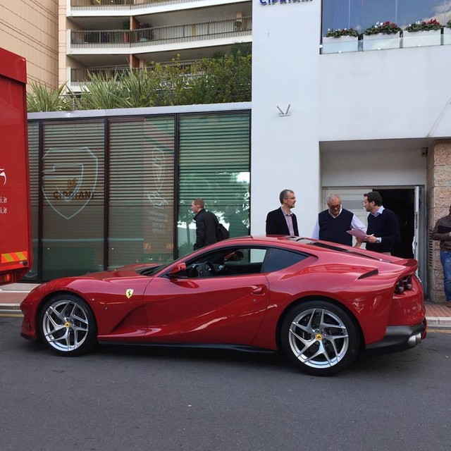 Ferrari 812 Superfast đầu tiên xuất hiện tại thiên đường siêu xe - Ảnh 4.