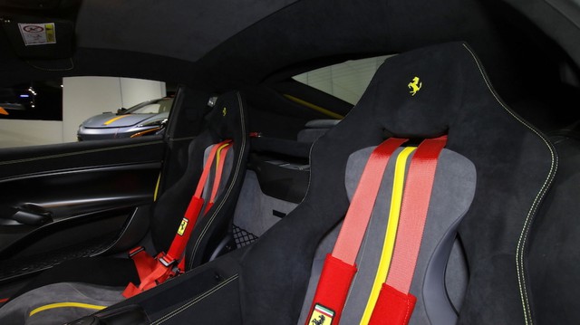 Giật mình với giá bán của chiếc Ferrari F12tdf tại đại lý bán Pagani Huayra cho Minh Nhựa - Ảnh 6.