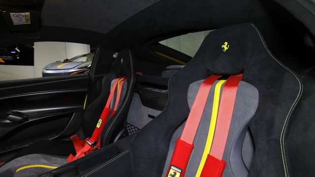 Giật mình với giá bán của chiếc Ferrari F12tdf tại đại lý bán Pagani Huayra cho Minh Nhựa - Ảnh 6. Giật mình với giá bán của chiếc Ferrari F12tdf tại đại lý bán Pagani Huayra cho Minh Nhựa - Ảnh 6.