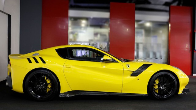 Giật mình với giá bán của chiếc Ferrari F12tdf tại đại lý bán Pagani Huayra cho Minh Nhựa - Ảnh 4.