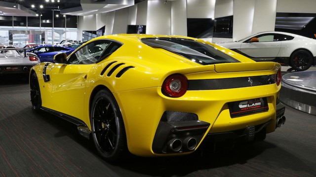 Giật mình với giá bán của chiếc Ferrari F12tdf tại đại lý bán Pagani Huayra cho Minh Nhựa - Ảnh 3.
