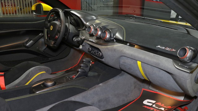 Giật mình với giá bán của chiếc Ferrari F12tdf tại đại lý bán Pagani Huayra cho Minh Nhựa - Ảnh 7.