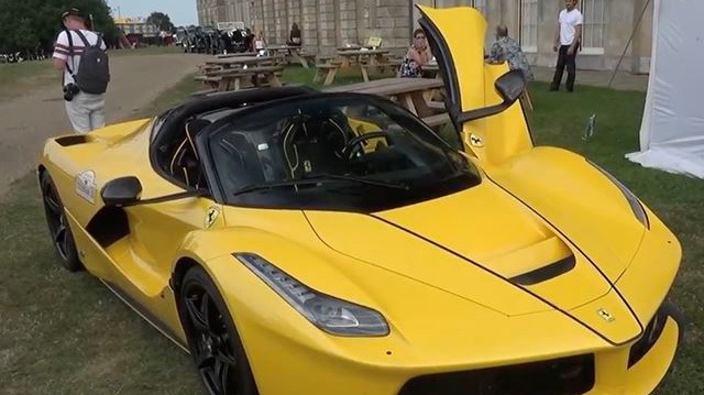 Xem tay chơi "phá" siêu xe Ferrari LaFerrari Aperta theo cách chẳng giống ai
