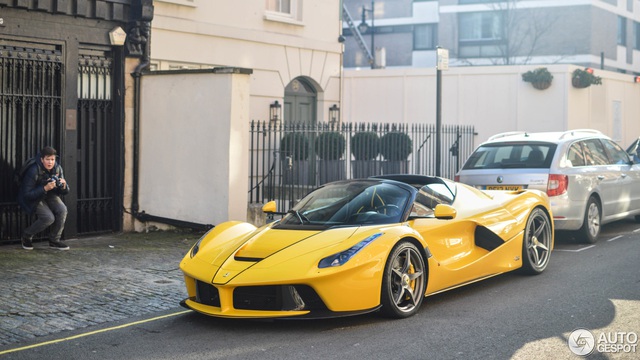 Ferrari LaFerrari mui trần thứ hai đặt chân đến thủ đô siêu xe London