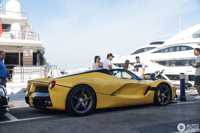 Xuống phố cùng Ferrari LaFerrari mui trần màu vàng rực 45 tỷ Đồng - Ảnh 8.