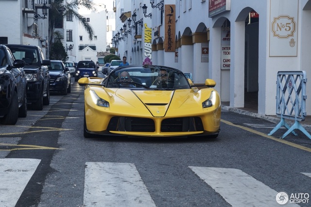 Xuống phố cùng Ferrari LaFerrari mui trần màu vàng rực 45 tỷ Đồng - Ảnh 6. Xuống phố cùng Ferrari LaFerrari mui trần màu vàng rực 45 tỷ Đồng - Ảnh 6.