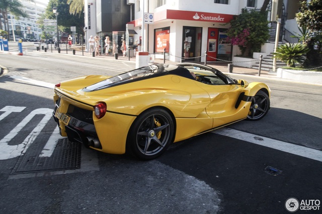 Xuống phố cùng Ferrari LaFerrari mui trần màu vàng rực 45 tỷ Đồng - Ảnh 5. Xuống phố cùng Ferrari LaFerrari mui trần màu vàng rực 45 tỷ Đồng - Ảnh 5.