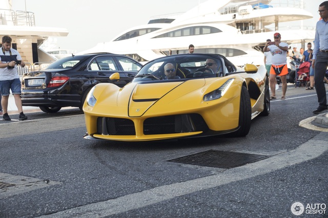 Xuống phố cùng Ferrari LaFerrari mui trần màu vàng rực 45 tỷ Đồng - Ảnh 3.
