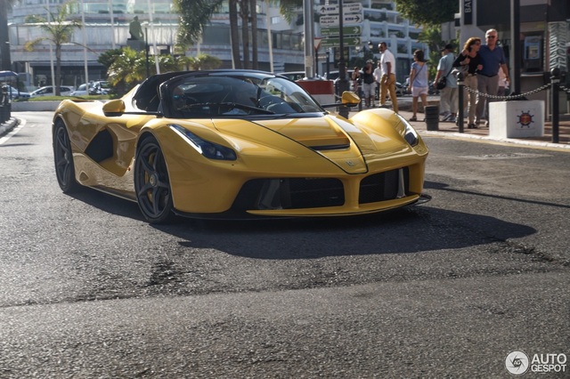 Xuống phố cùng Ferrari LaFerrari mui trần màu vàng rực 45 tỷ Đồng - Ảnh 4.