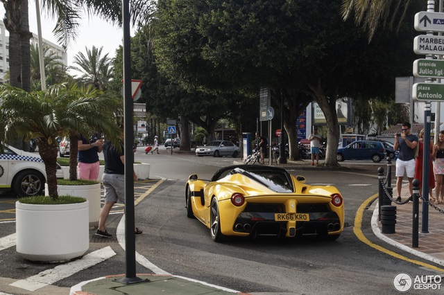 Xuống phố cùng Ferrari LaFerrari mui trần màu vàng rực 45 tỷ Đồng - Ảnh 2.
