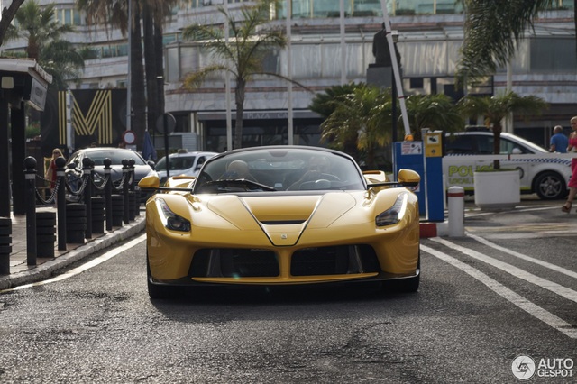 Xuống phố cùng Ferrari LaFerrari mui trần màu vàng rực 45 tỷ Đồng - Ảnh 1.